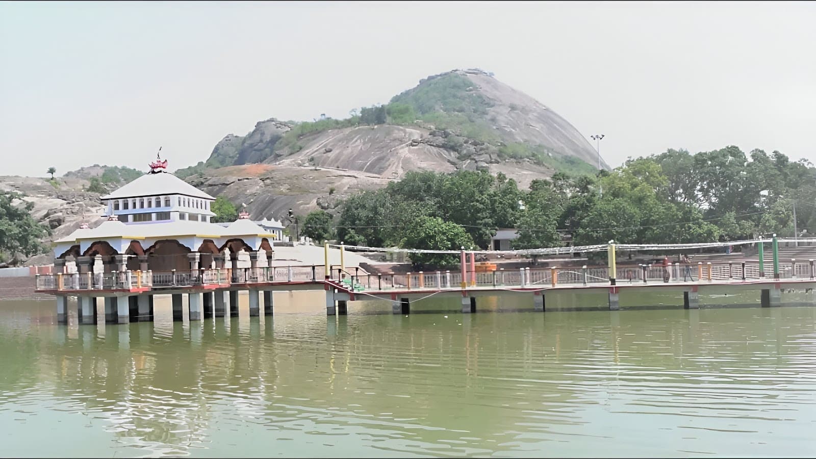 Mandar Parvat Aur Mandir Ka Drishya